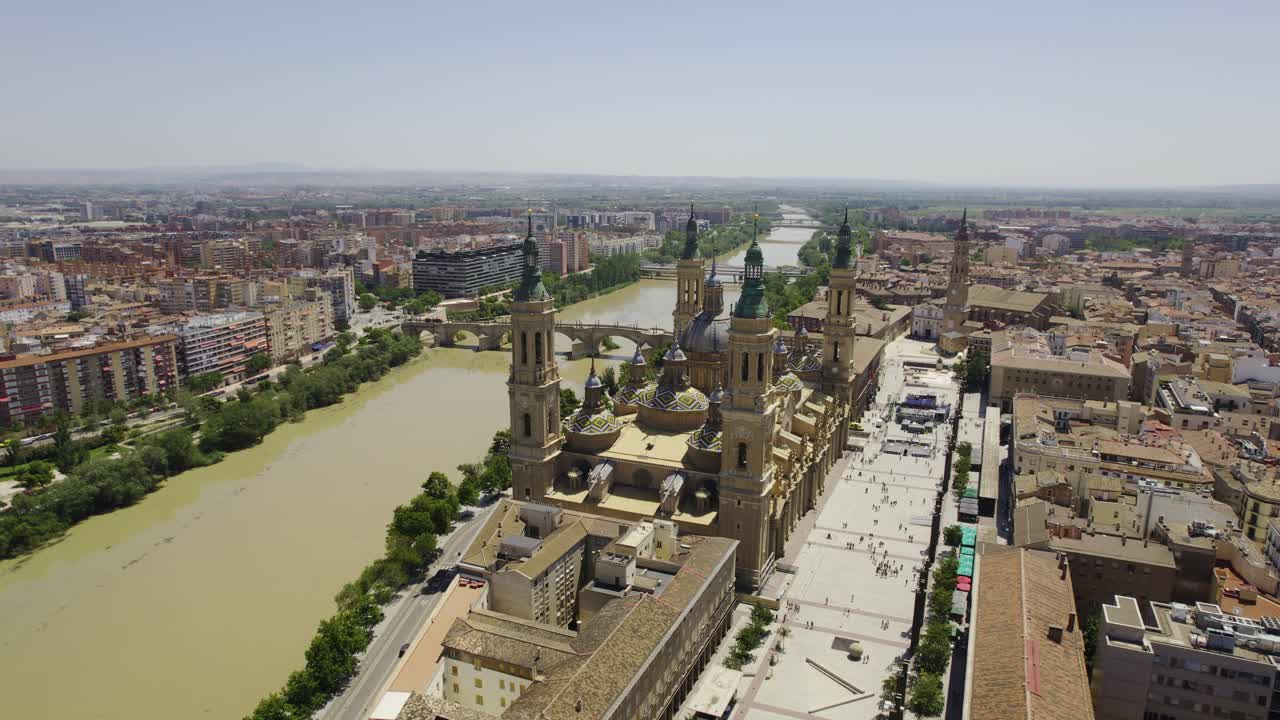 Veduta aerea della Basilica di Nostra Signora del Pilar e del fiume Ebro a Saragozza, Spagna