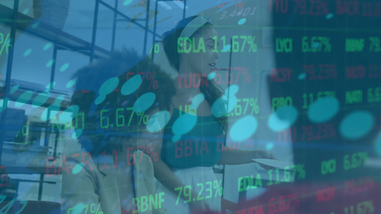 사무실에서 다양한 사업가들에 대한 금융 데이터 처리의 활성화