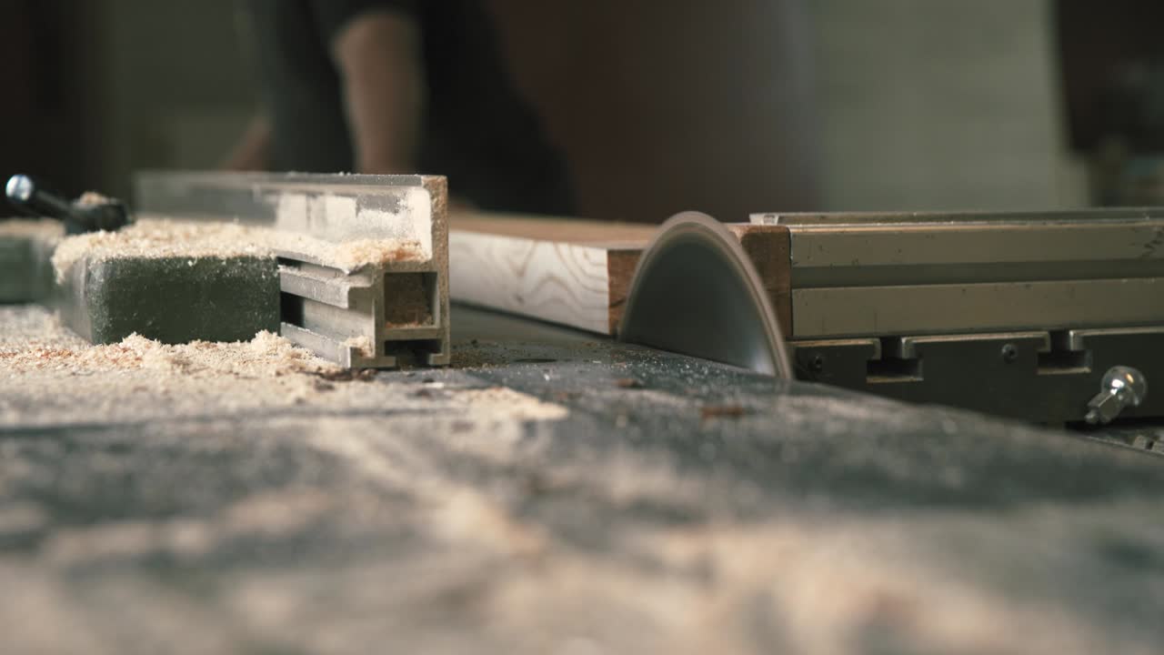 목공장에서 나무를 잘라내는 원형 도자기의 클로즈업