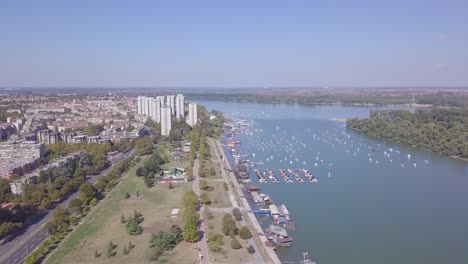 fantástico panorama aéreo de 4k de zemun kej y el río danubio en un día de verano en belgrado