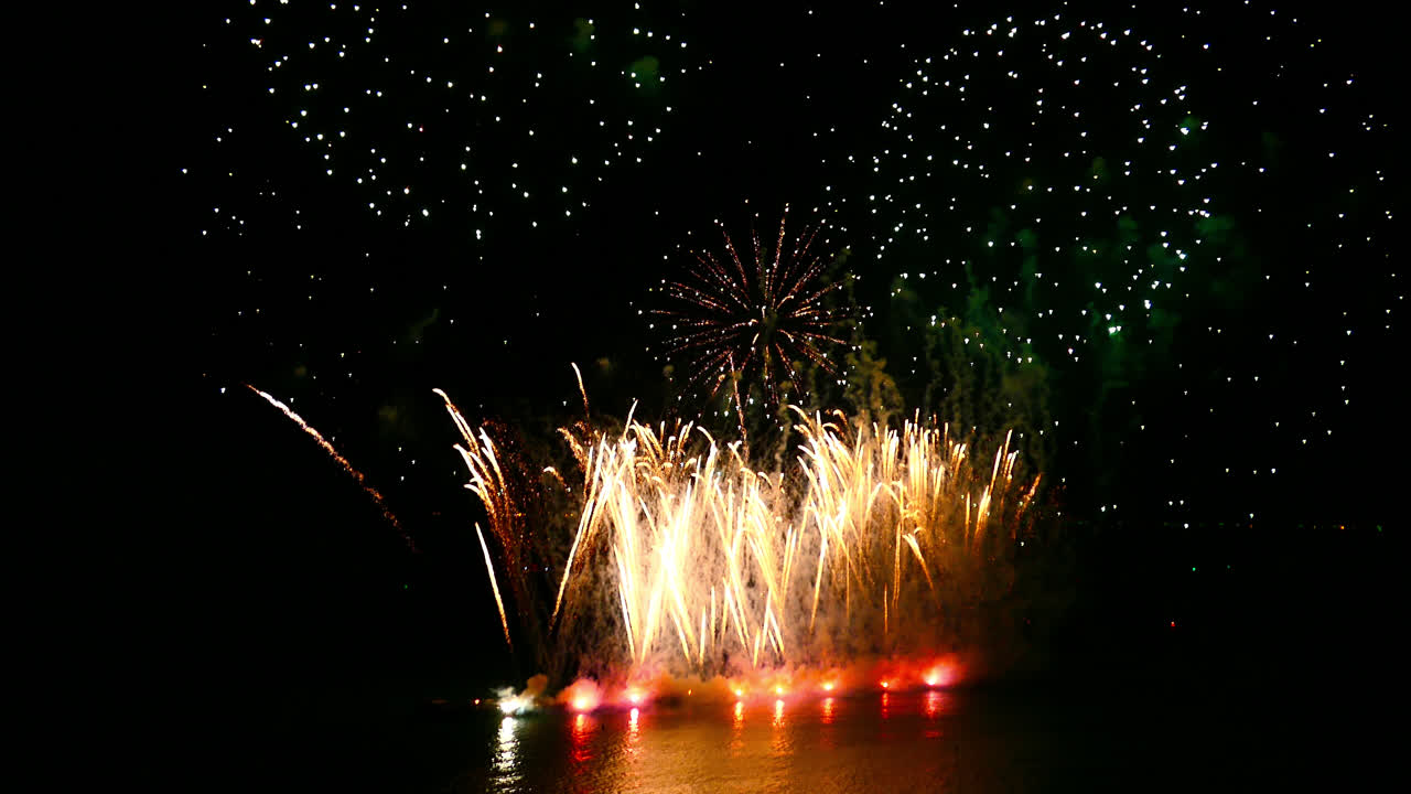hermosa celebración abstracto colorido espectáculo de fuegos artificiales en el fondo de la noche