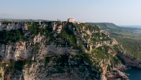 Ziehen-Sie-Das-Geschossene-Hochhaus-Zurück,-Um-Die-Wunderschöne-Grüne-Berglandschaft,-Tschekka,-Libanon,-Freizulegen