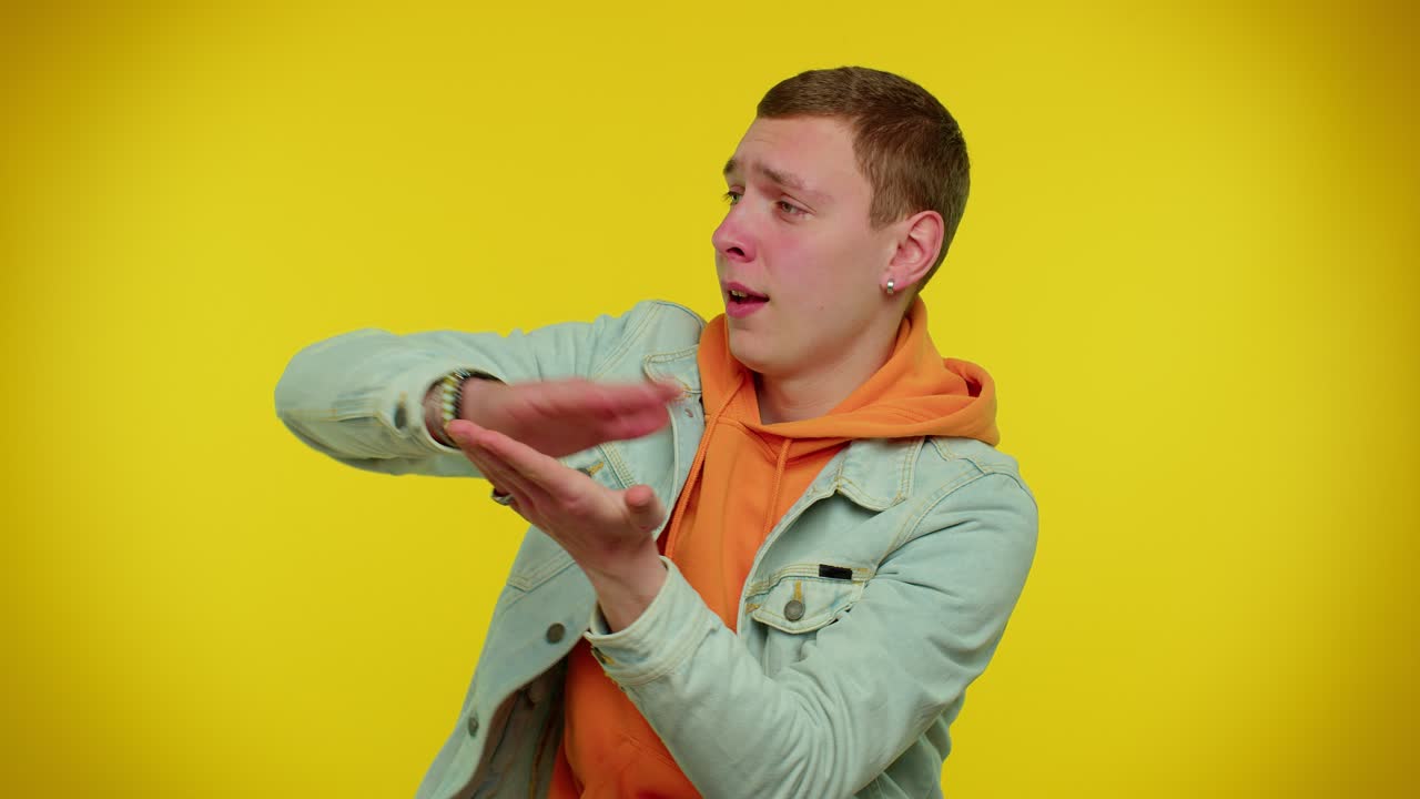 hombre rico mostrando desperdicio o tirando dinero alrededor gesto de la mano, más propinas soñando con una gran ganancia