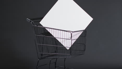 video del carrito de compras y el lienzo con espacio de copia sobre fondo gris