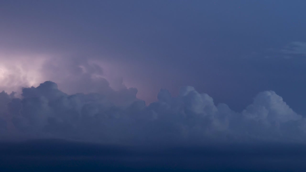 산악 지형 위 에 있는 번개 와 폭풍우 구름