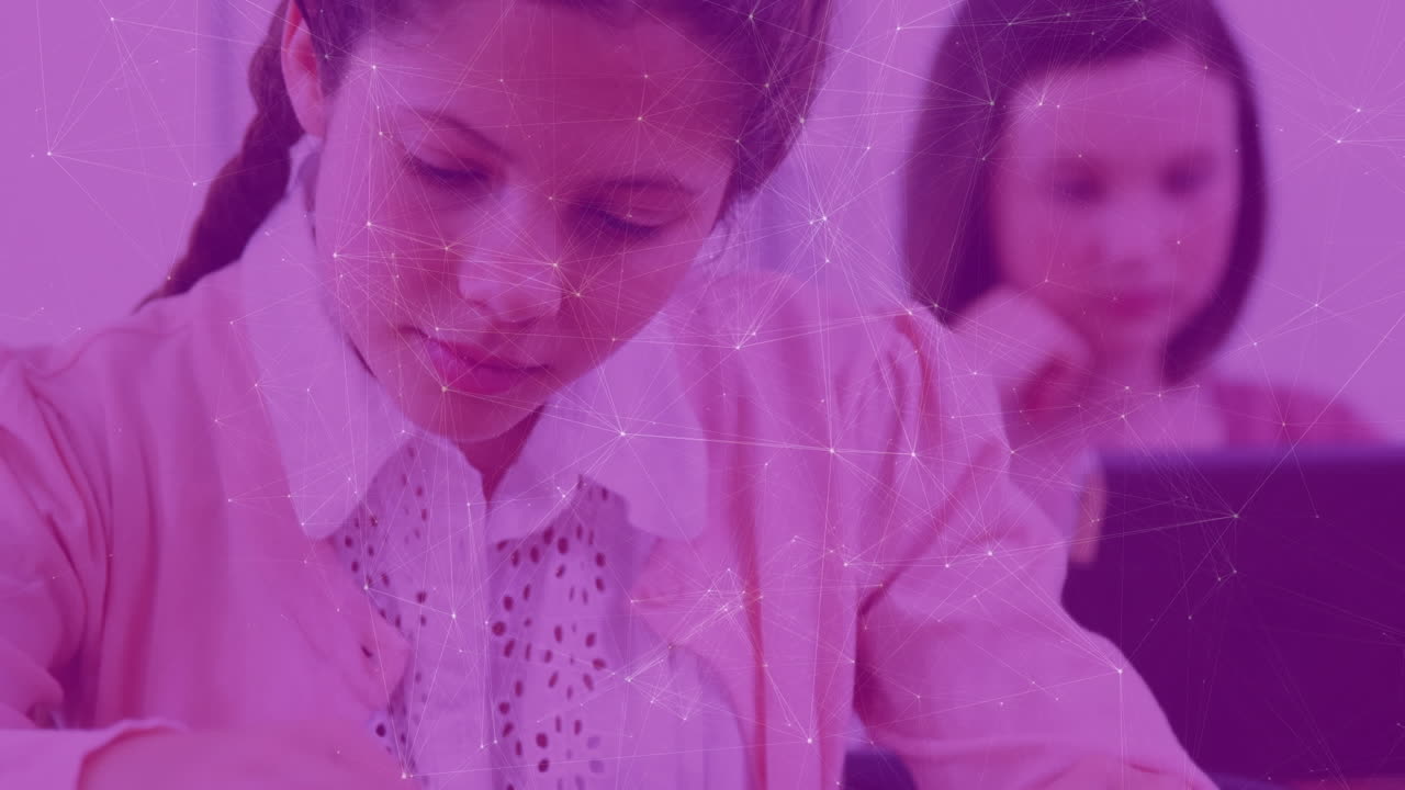 기술 수업의 여학생을 가로질러 움직이는 연결망의 애니메이션