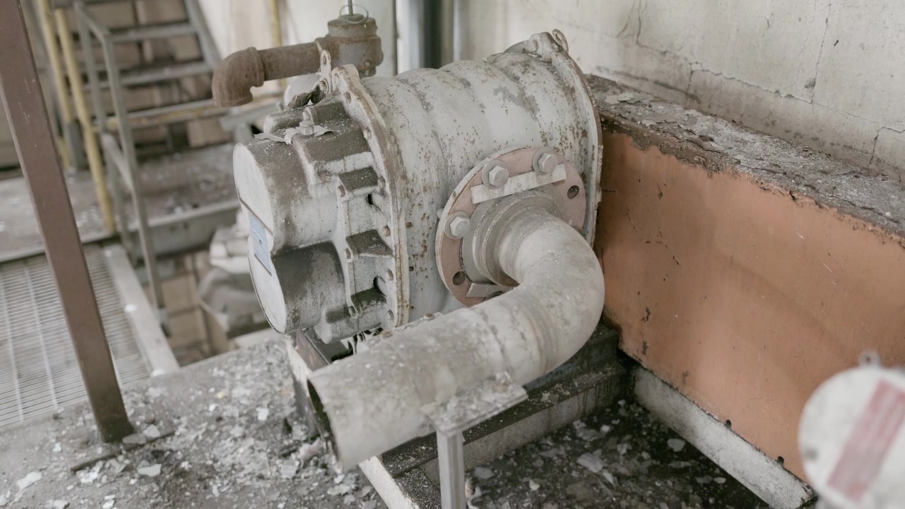 Un primo piano di vecchie attrezzature rotte della sala caldaie in una fabbrica abbandonata