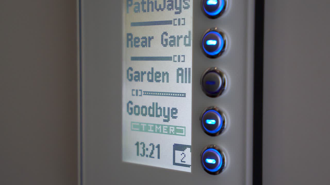 남자는 집을 나갈 때 스마트 컨트롤을 사용하여 보안을 유지합니다.