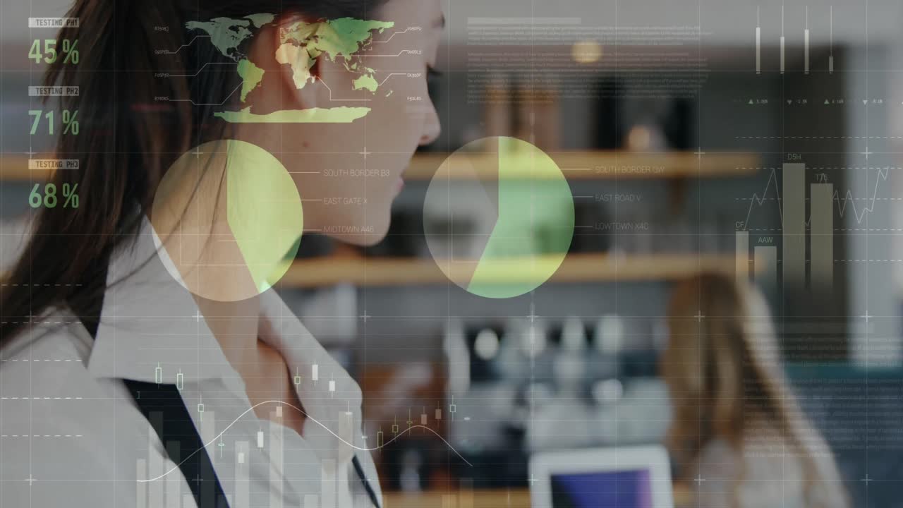 animación del procesamiento de datos sobre una mujer caucásica usando una tableta