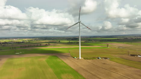 Windräder-Ragen-An-Bewölkten-Tagen-über-Ländliche-Felder