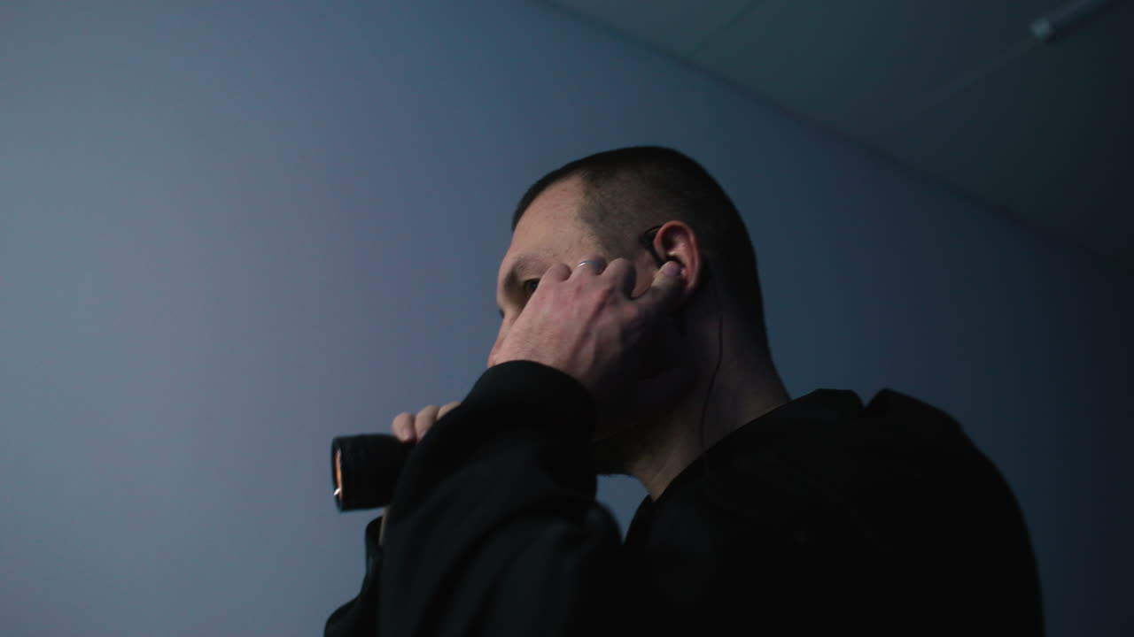 hombre en uniforme trabajando en el pasillo