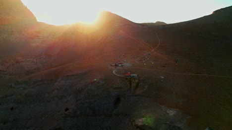 Wunderschöner-Drohnenschuss,-Der-Rückwärts-Geht,-Wenn-Die-Sonne-Auf-Dem-Berg-Untergeht