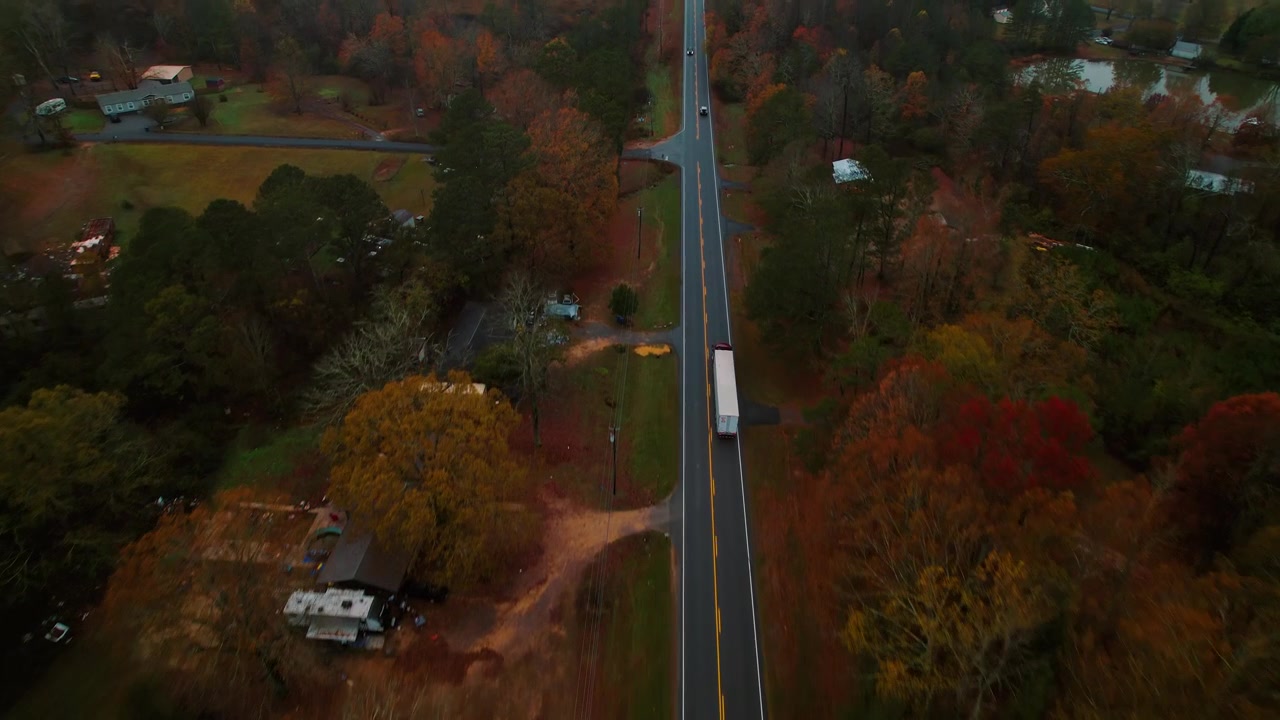 Vista aerea panoramica di un semirimorchio rosso nell'Alabama rurale