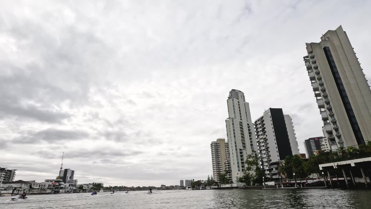 Horizonte urbano com ponte e via navegável