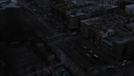 un dron lento y épico revela el horizonte de la ciudad de nueva york a la hermosa hora dorada del atardecer desde lo alto de central park en el barrio de harlem