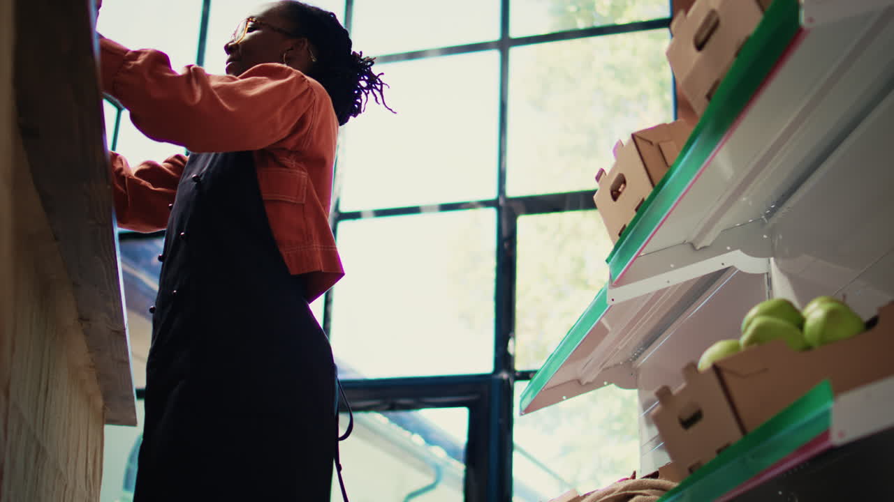 에코 과일과 채소를 상자에 배치하는 소매업자