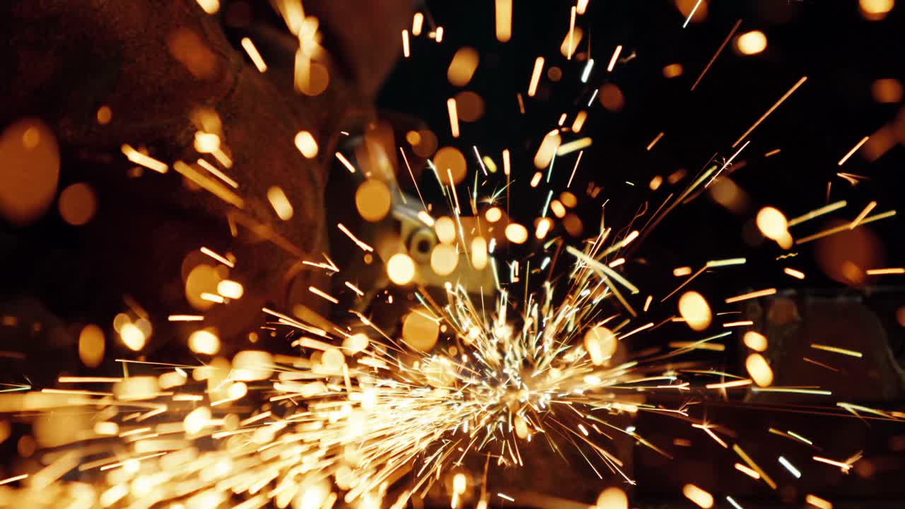 soldador trabajando en el taller de trabajo