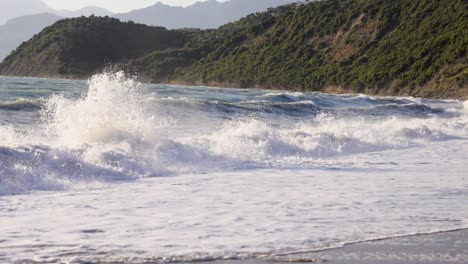 Wellen-Brechen-Am-Ufer-Eines-Sandstrandes-Mit-Menschen-In-Der-Nähe