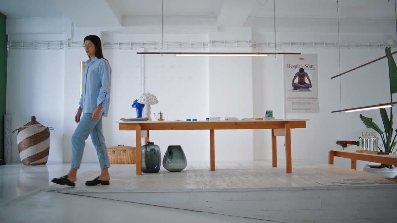 주말에 디자이너 가게에 가는 소녀. 집중된 미술관 소유자가 빈 홀을 고 있습니다.