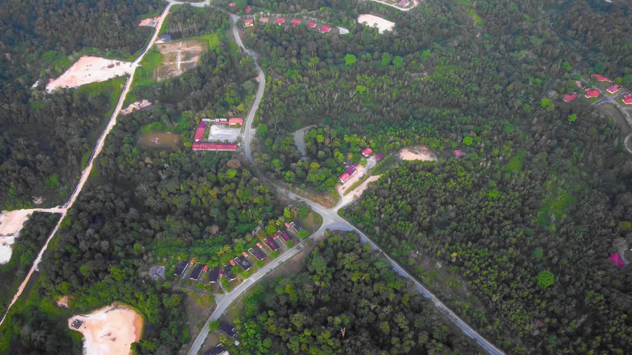 sorprendentes imágenes cinematográficas de drones residenciales de 4k después de que el problema de la deforestación consiste en muchas casas, carreteras, árboles, lagos e infraestructura en medio del bosque tropical ubicado en riau, indonesia