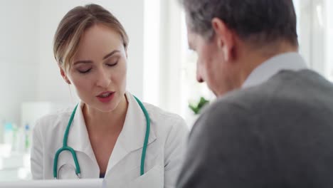 vista de mano de un hombre mayor y un médico en el consultorio del médico