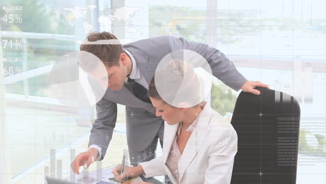 animación del procesamiento de datos sobre los empresarios caucásicos en la oficina