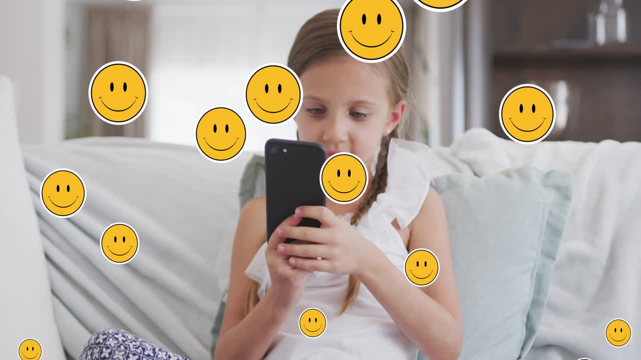 animación de caras sonrientes sobre una chica caucásica feliz usando un teléfono inteligente en casa