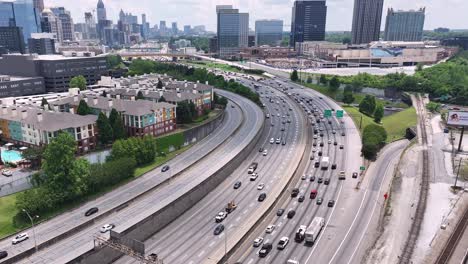 vista aérea épica del tráfico de la autopista de atlanta con edificios modernos en el horizonte a la vista, georgia, estados unidos