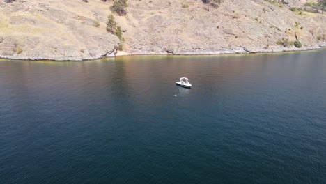 mujer joven tomando un baño en el lago okanagan azul profundo durante un caluroso día de verano en canadá