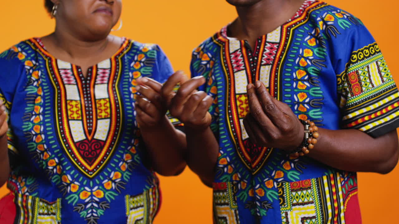 серьезный муж и жена просят зарплату в студии