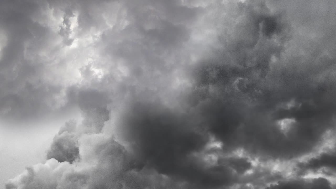 어두운 하늘 4k에서 번개의 배경