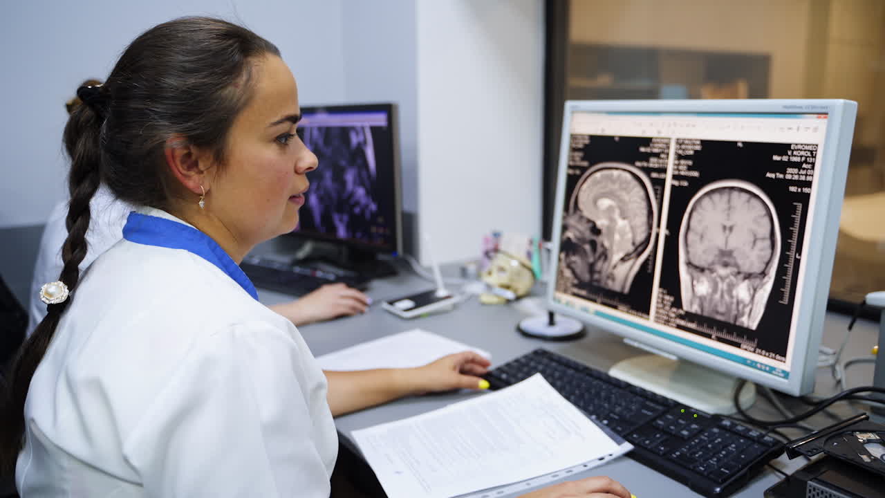 Professionista medico che esamina risonanze magnetiche