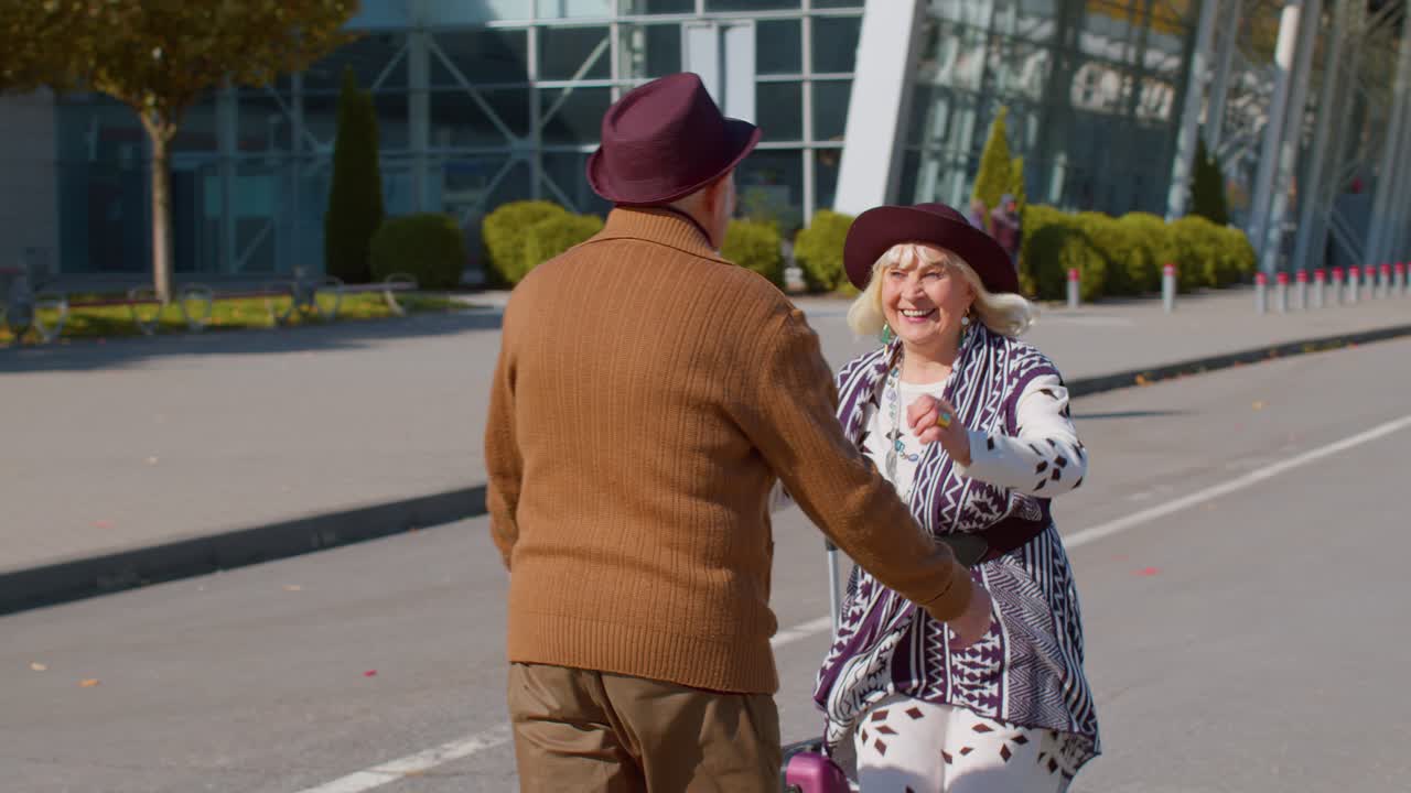 idosos marido velho esposa aposentados turistas reunião reunião no terminal do aeroporto depois de longa separação