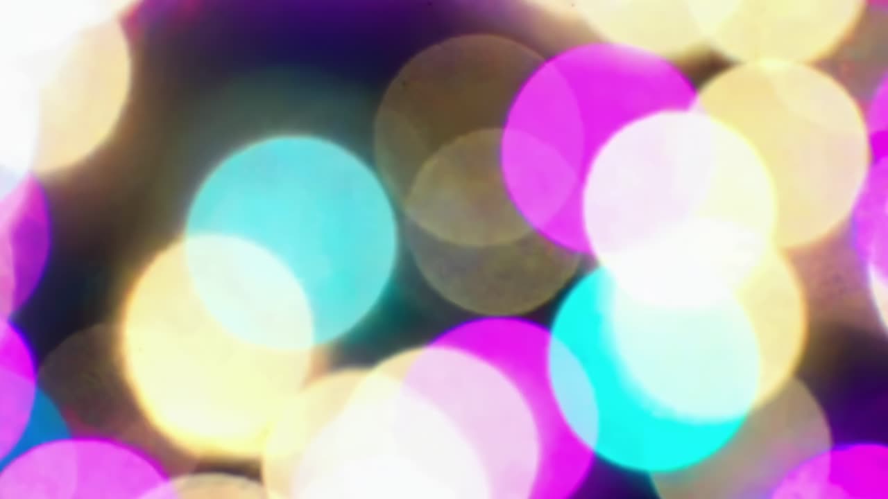 Luci bokeh colorate creano un effetto video onirico