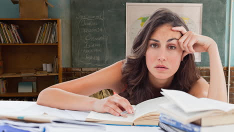 animación de una maestra estresada apoyada en un escritorio con libros sobre el aula de la escuela