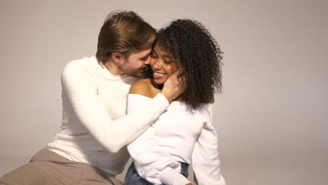 retrato de una pareja interracial