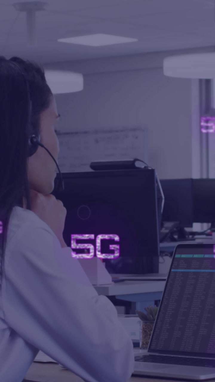 Animazione di testi 5G su donna asiatica che usa un auricolare telefonico