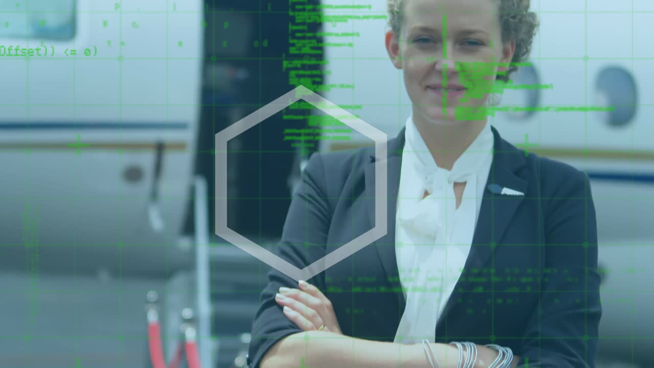 forma abstracta y procesamiento de datos sobre una mujer de negocios de pie cerca de un avión privado en la pista del aeropuerto