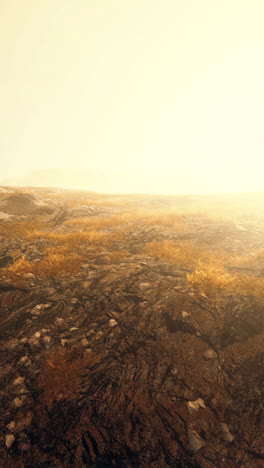 neblige vulkanische landschaft bei sonnenaufgang