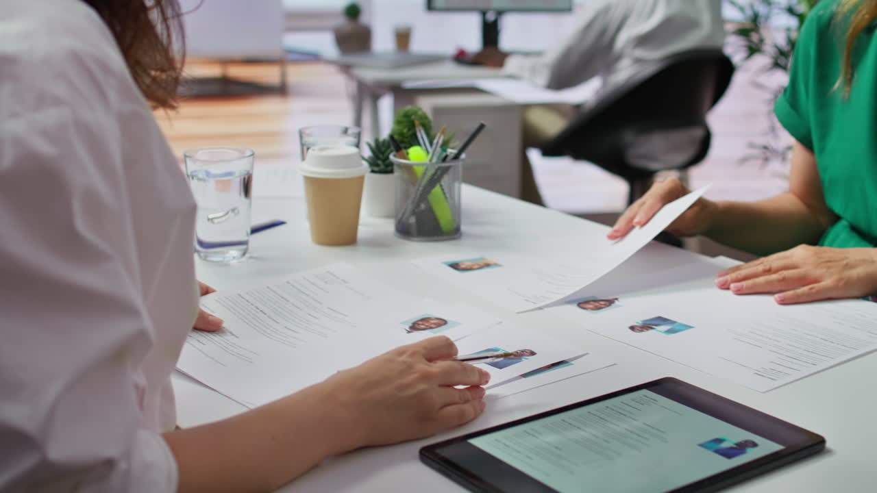 equipo de reclutadores que selecciona candidatos en función de sus currículums