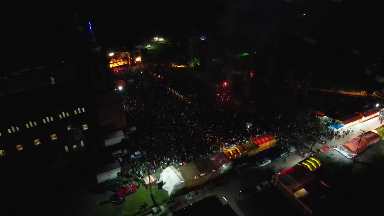 toma aérea de iluminación en el concierto con algunas personas mirando en jalisto mexico