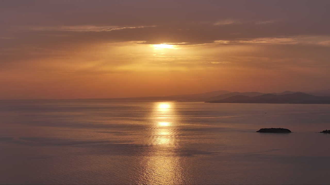 Kultainen auringonlasku meren yllä