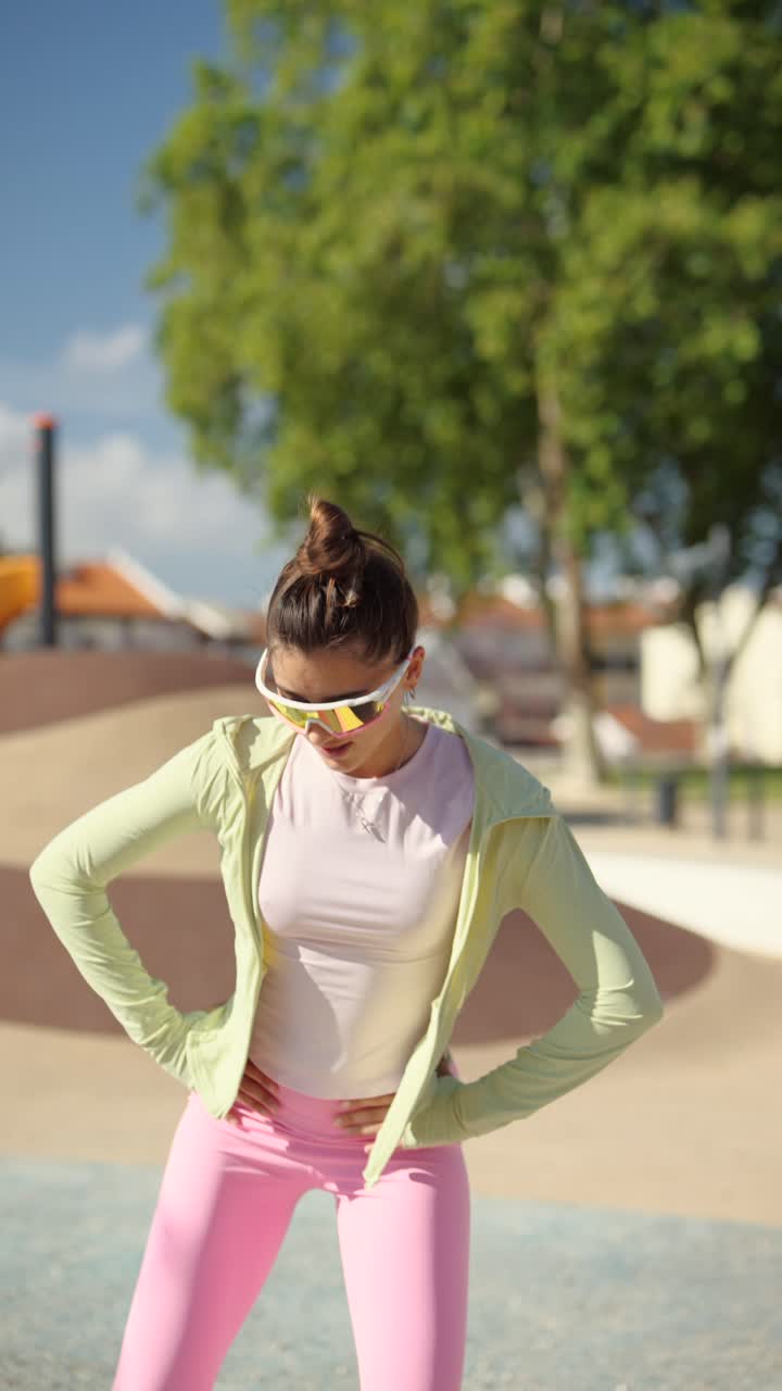 mujer estirándose en un parque