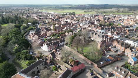 Tiro-Panorámico-Bajo-Warwick-Market-Town,-Warwickshire-Uk-Drone,-Antena