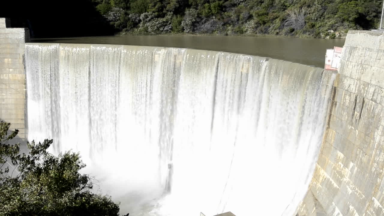 오하이오 캘리포니아 근처의 봄 폭풍 후 구식 마틸리야 댐 위로 쏟아지는 마틸리야 개울의 아래로 기울기 샷