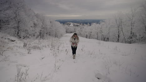 Mujer-Caminando-Por-Un-Camino-Invernal-Densamente-Cubierto-De-Nieve-En-Orford,-Quebec,-Canadá---Tiro-Estático