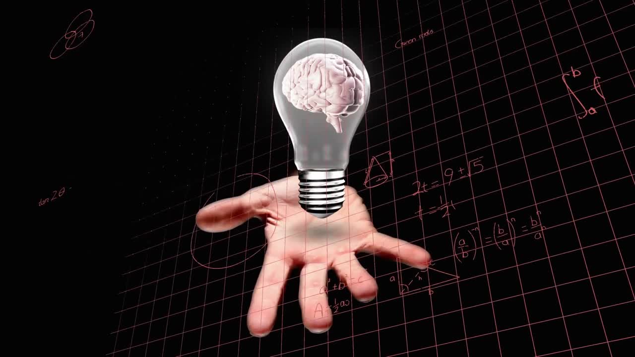 animación de cerebro giratorio dentro de un icono de bombilla sobre mano cubierta y ecuaciones matemáticas.