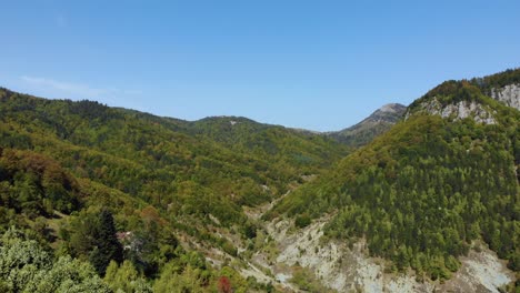 valle del paraíso en las altas montañas de albania con densos bosques y árboles coloridos en otoño