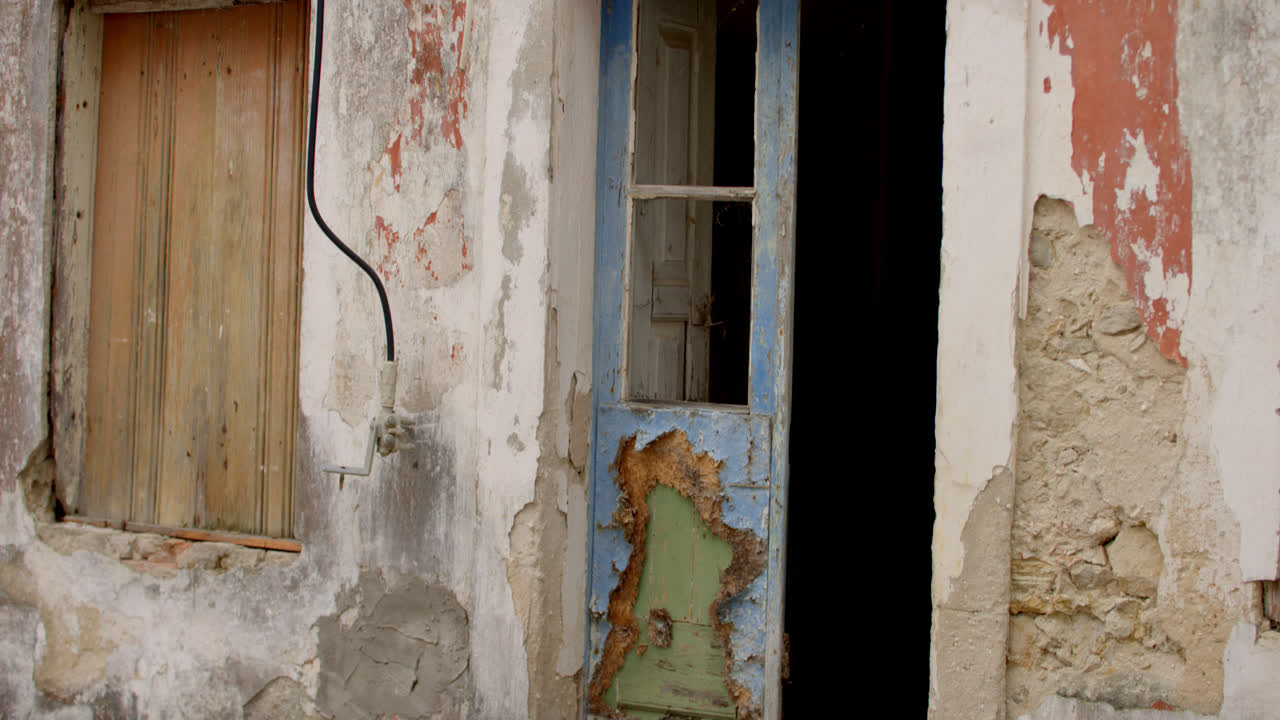 포르투갈의 고대 해변 어촌 마을 나자레의 가난한 지역에 있는 깨진 창문과 문