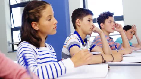 Estudiantes-Estudiando-En-El-Aula